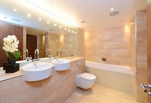 Premium Apartment | Bathroom | Shower, shampoo