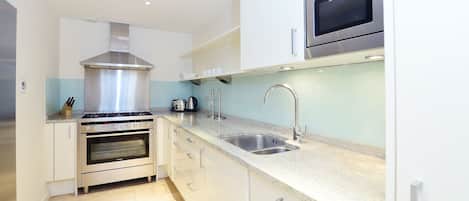 Premium Apartment | Private kitchen | Full-sized fridge, microwave, oven, dishwasher