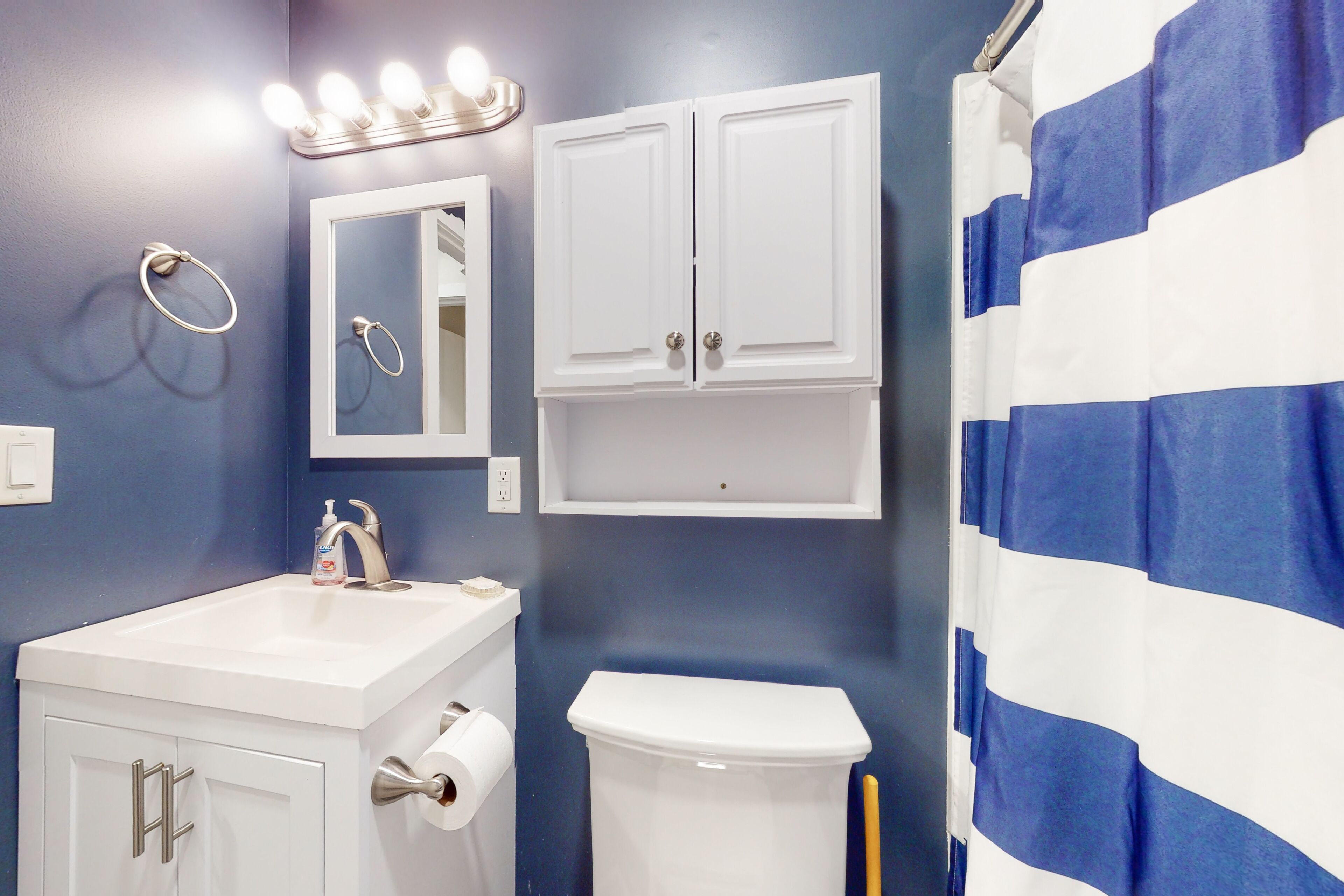 River-view townhouse with Lake Michigan access, deck, fireplace, and cable