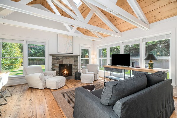 TV, fireplace, DVD player, stereo