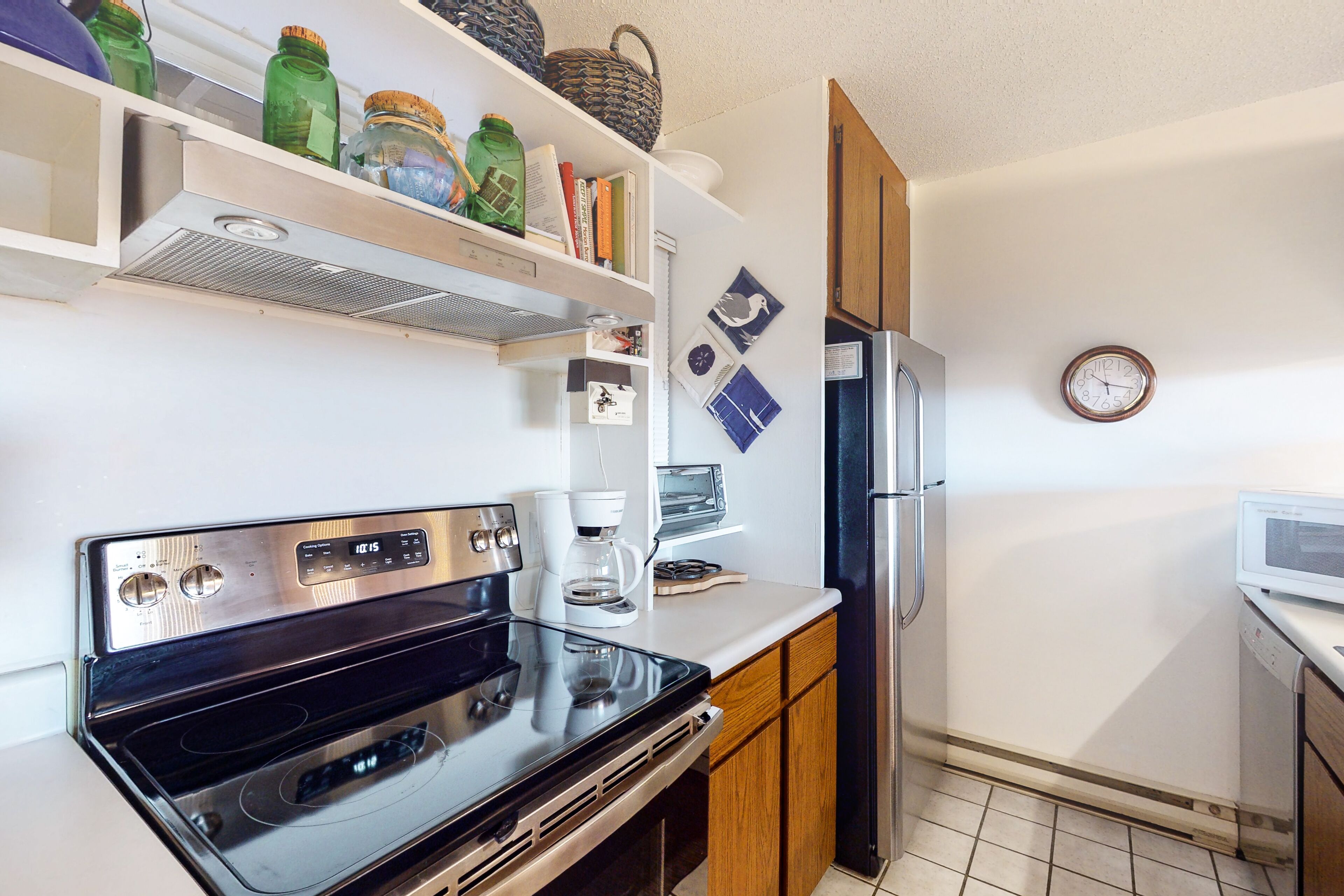 Riverfront condo with beach access to lake, fireplace, washer/dryer & cable