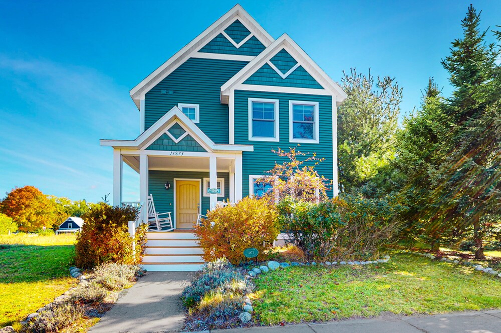 Adorable farmhouse style home with washer/dryer, central AC, deck - near lake