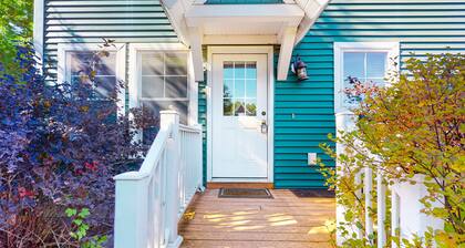 Adorable farmhouse style home with washer/dryer, central AC, deck - near lake