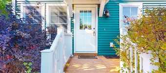 Adorable farmhouse style home with washer/dryer, central AC, deck - near lake