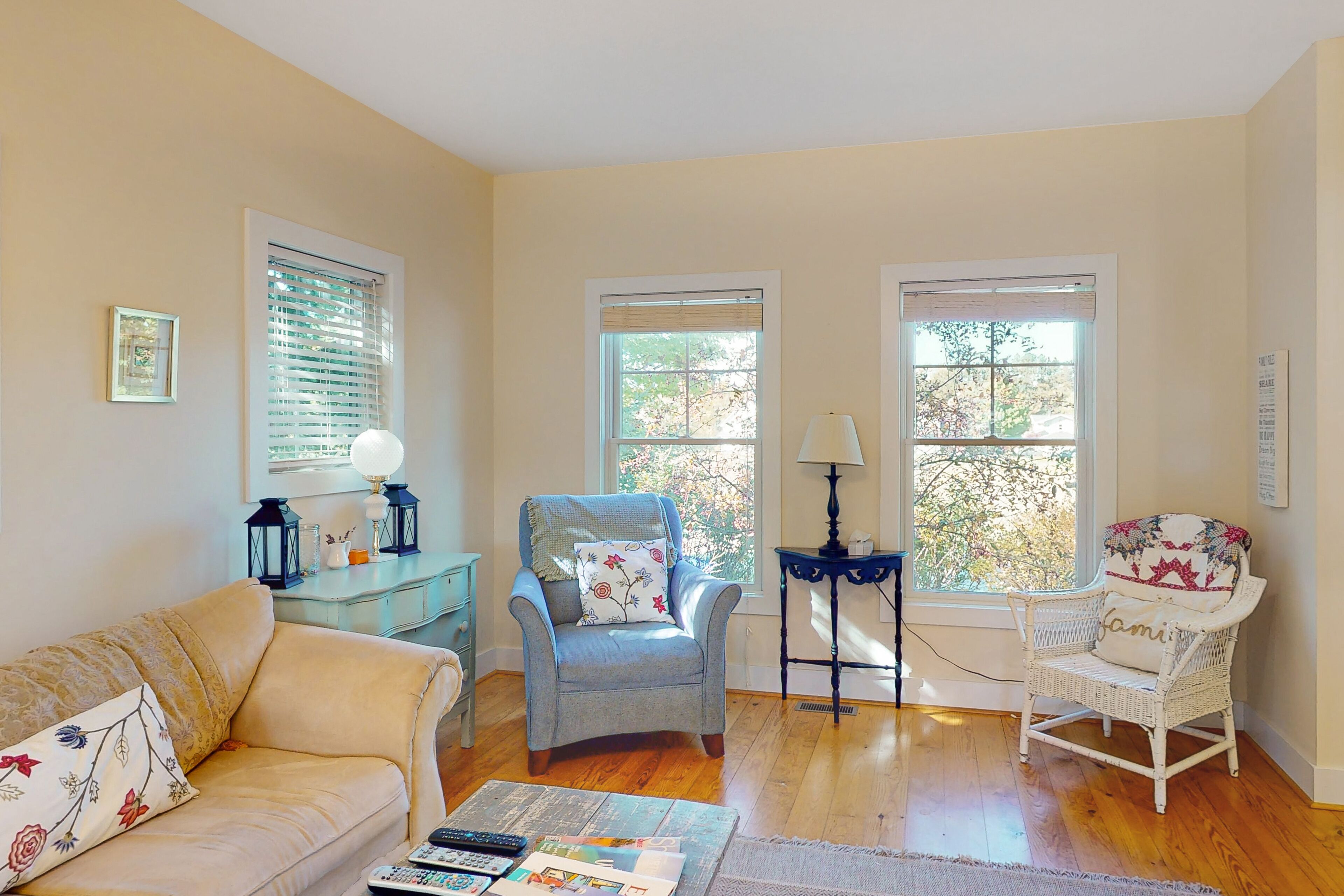 Adorable farmhouse style home with washer/dryer, central AC, deck - near lake