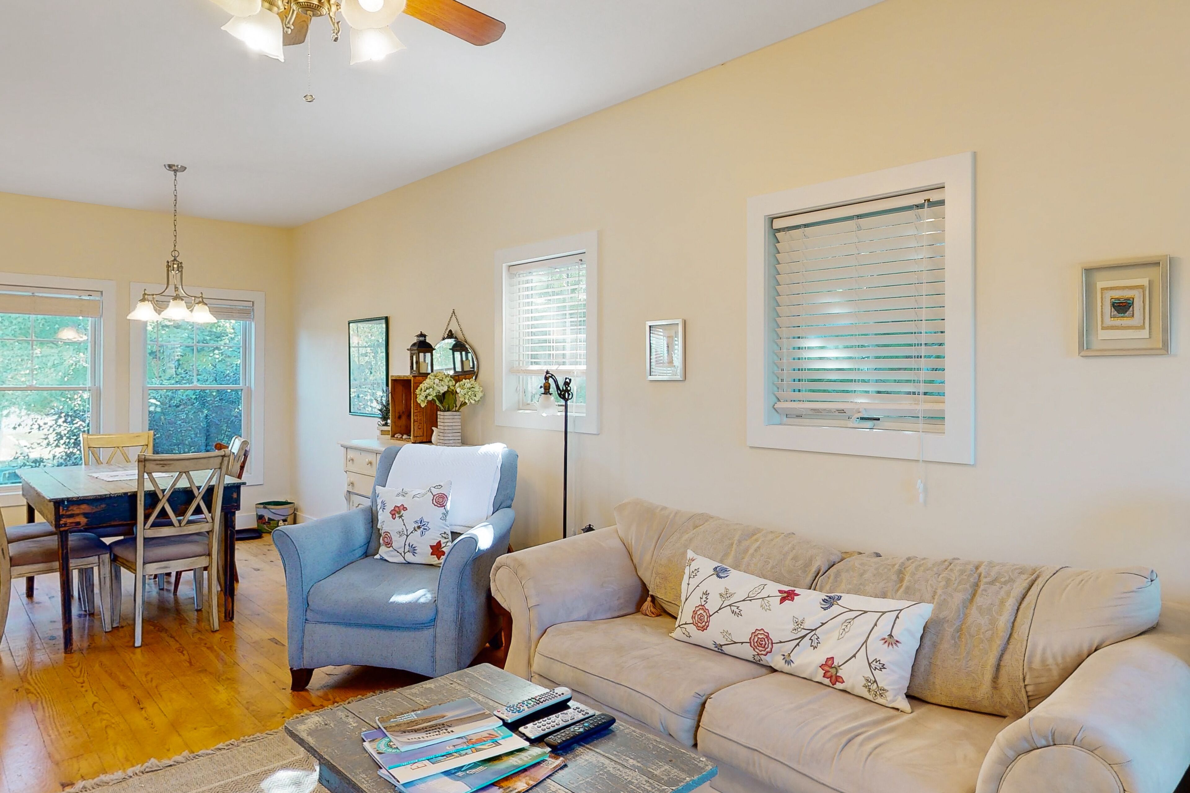 Adorable farmhouse style home with washer/dryer, central AC, deck - near lake