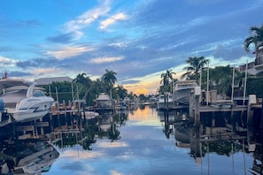 Ein Yachthafen mit vertäuten Booten, ruhigem Wasser und einem Abendhimmel.