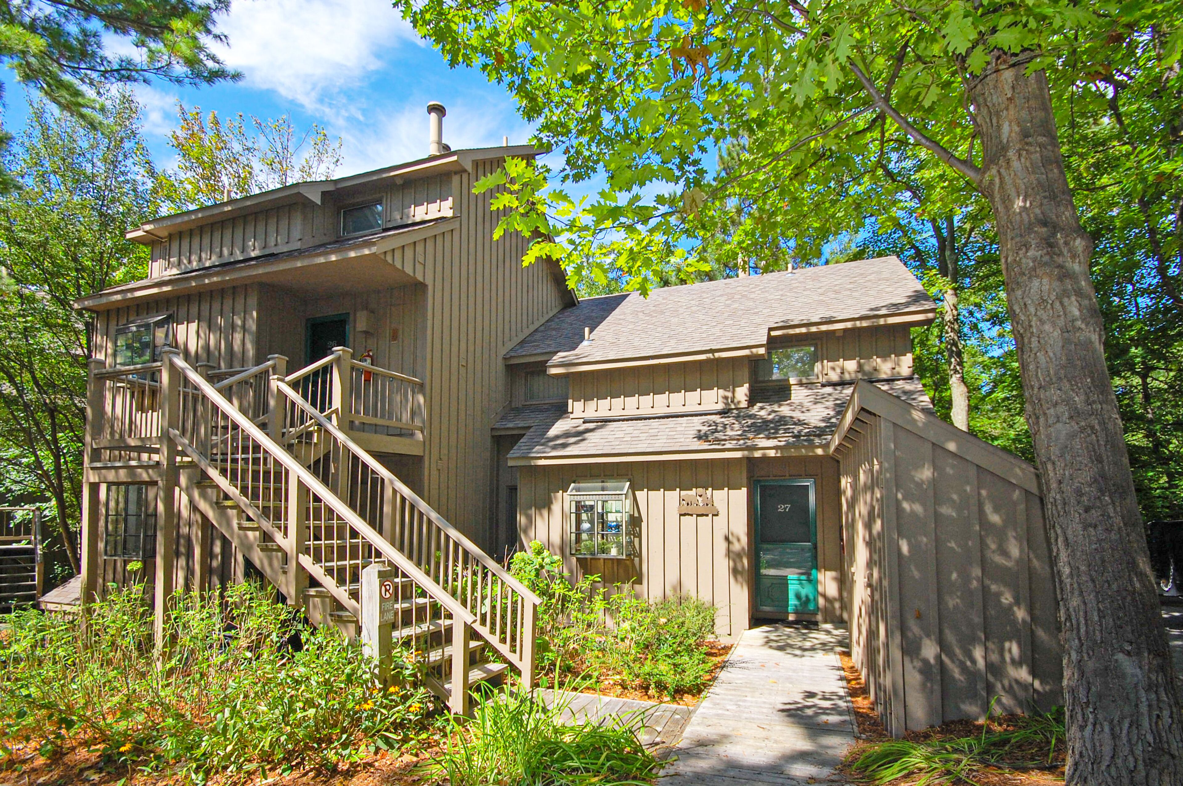 Condo with forest views, washer/dryer, fireplace, deck, & cable
