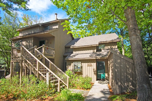 Condo with forest views, washer/dryer, deck, & cable