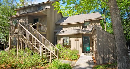 Condo with forest views, washer/dryer, deck, & cable
