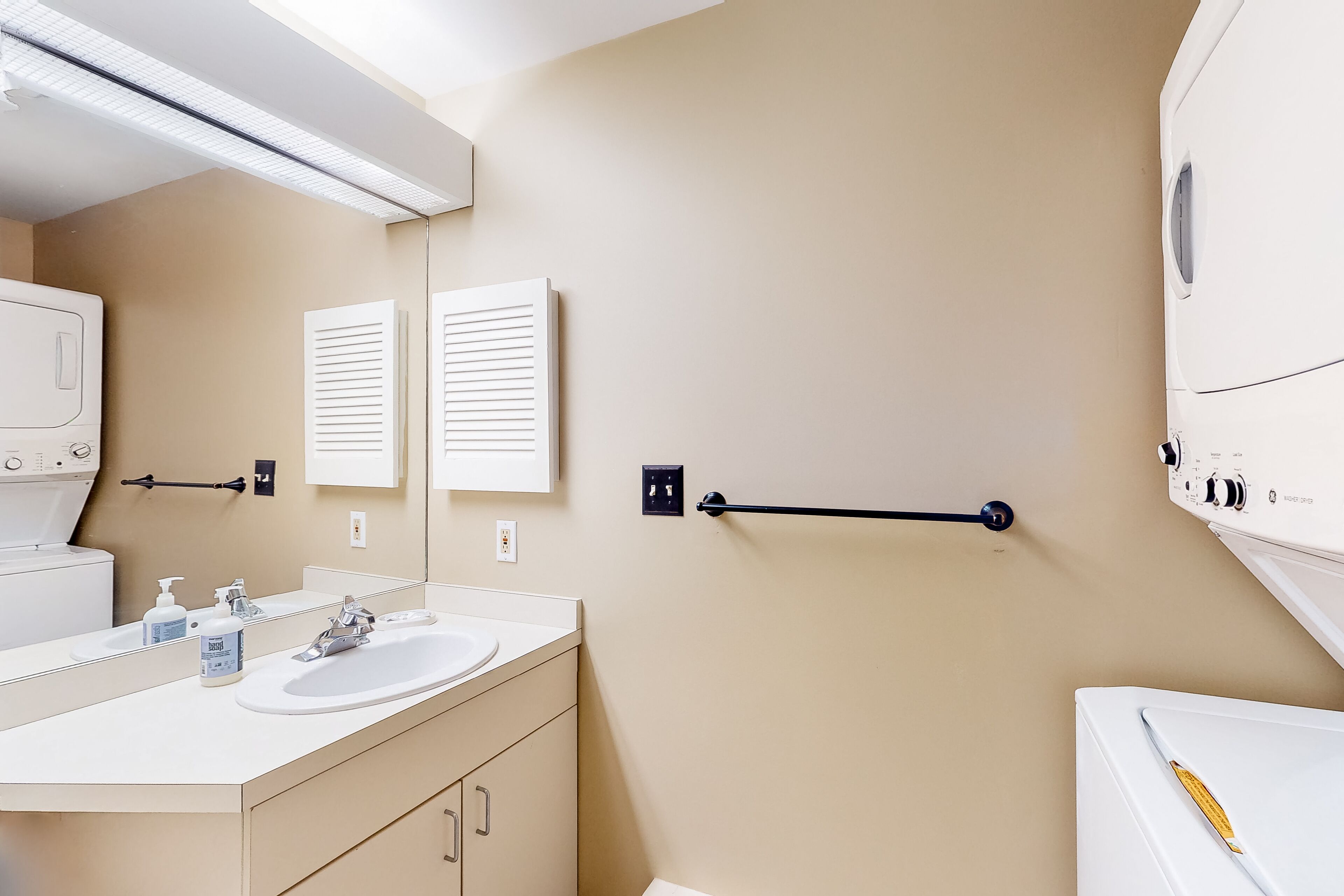 Condo with forest views, washer/dryer, fireplace, deck, & cable