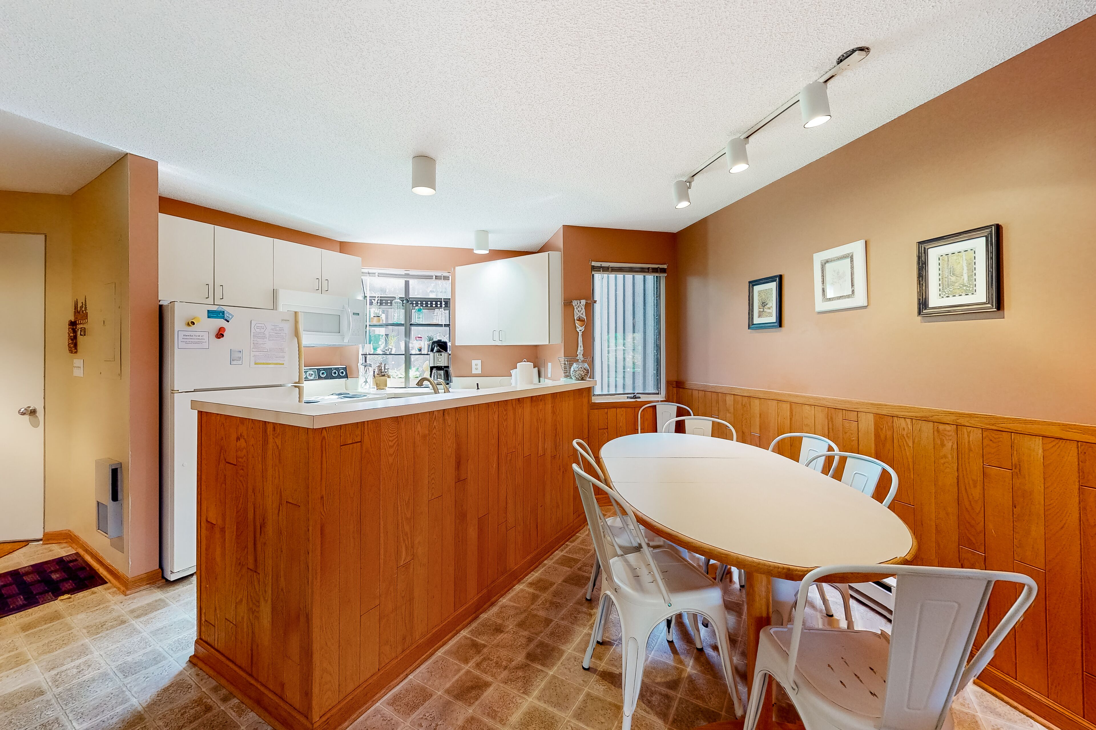 Condo with forest views, washer/dryer, fireplace, deck, & cable