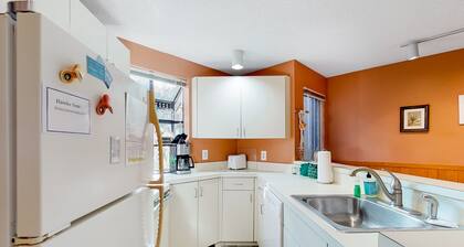 Condo with forest views, washer/dryer, deck, & cable