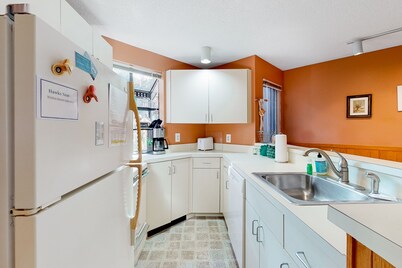 Condo with forest views, washer/dryer, deck, & cable