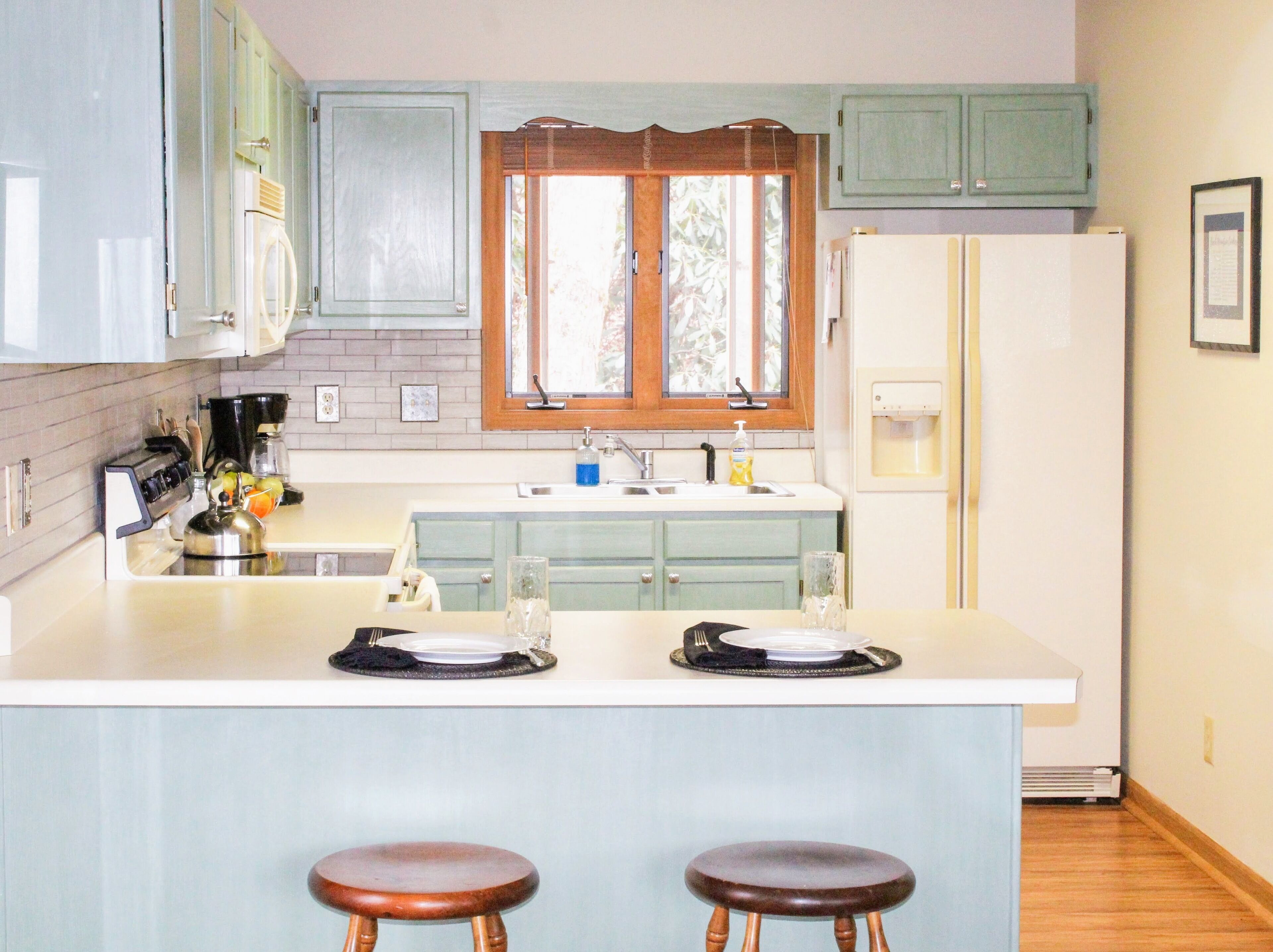 The Cottage at Coffey-7 min to Skiing, Cozy Fireplace, Expansive Mountain Views 