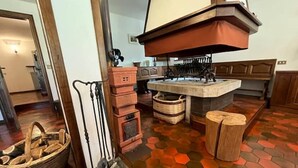 Een keuken met een vloer met een honingraatpatroon, een grote spiegel en een houten kast.