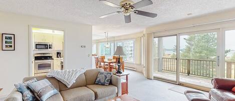 Televisión, chimenea, reproductor de DVD