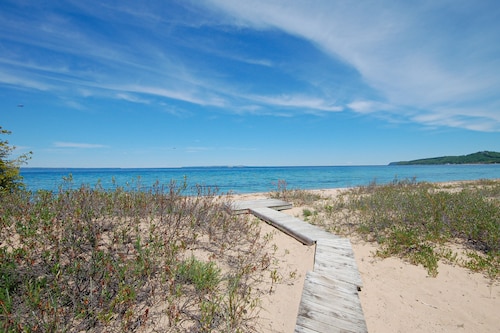 Spacious lake access home with a washer/dryer, central AC, nearby tennis