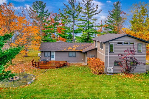 Spacious, airy home near Little Glen Lake with gas grill, deck, and new firepit