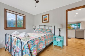 4 عدّة غرف نوم وخدمة الإنترنت وملاءات أسرّة