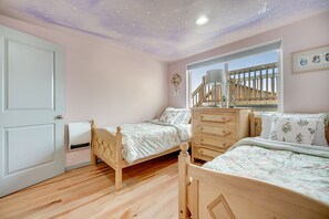 3 bedrooms, WiFi, bed sheets - Light-filled home in the heart of town with deck & W/D - steps to beach access (Lincoln City)