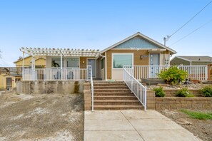 Exterior - Light-filled home in the heart of town with deck & W/D - steps to beach access (Lincoln City)