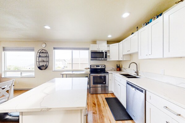 Fridge, microwave, oven, stovetop - Light-filled home in the heart of town with deck & W/D - steps to beach access (Lincoln City)