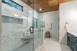 Douche à « effet pluie », sÚche-cheveux, serviettes fournies, savon