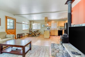 Televisión, reproductor de DVD y libros 