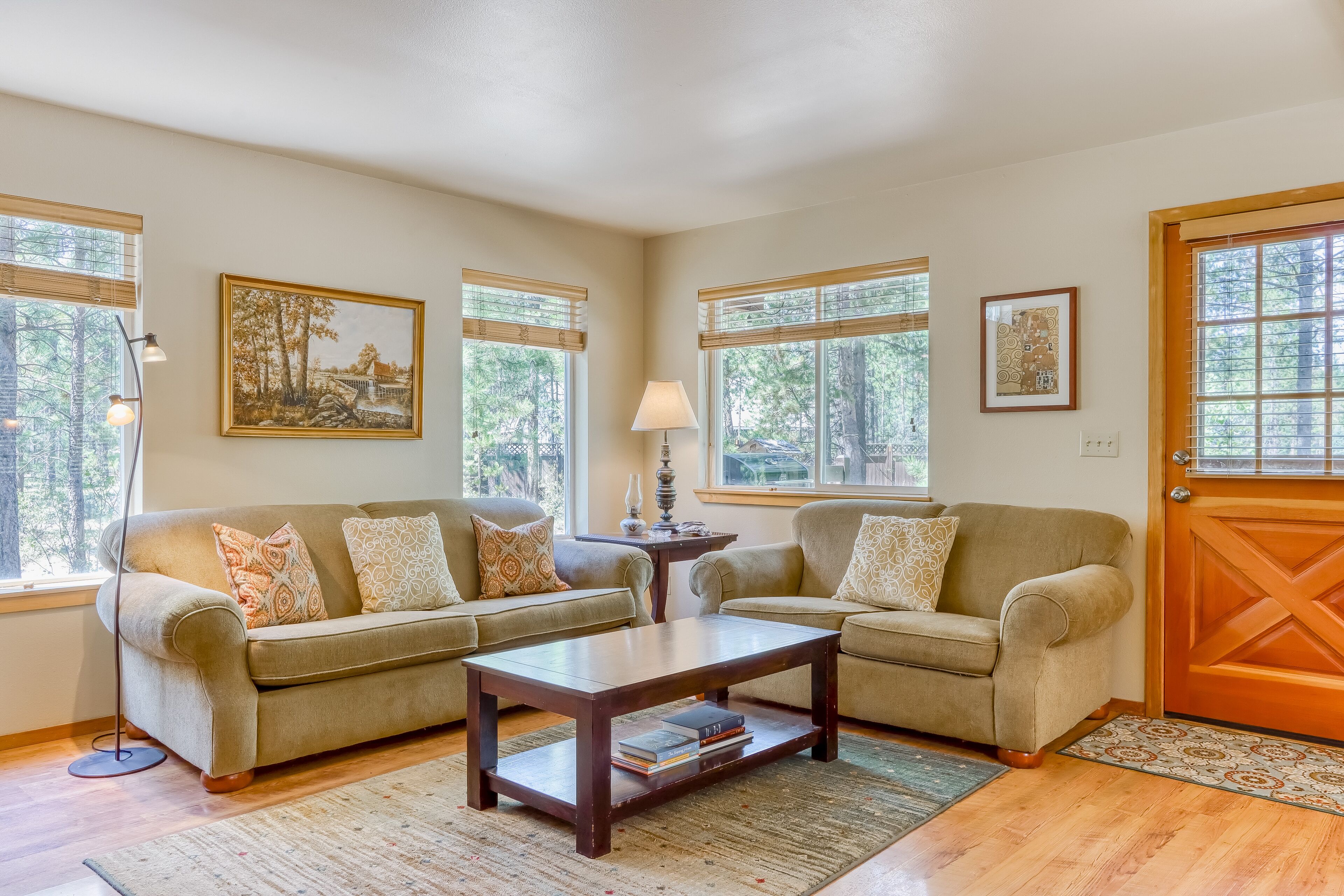 Dog-friendly lodge on 1 acre with deck & woodstove - walk to Deschutes River