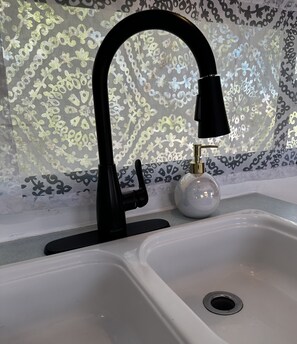 Combined shower/tub, towels, soap, toilet paper