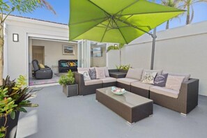Terrace/patio - Barefoot Buddina Laid-Back Pet Friendly by the Sea (Buddina)