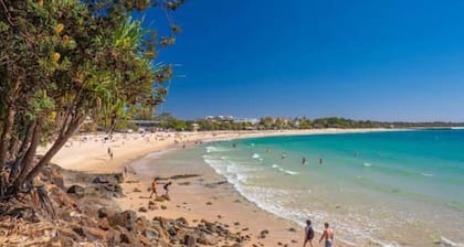 Charming 1BR beachside retreat, steps from dog beach.