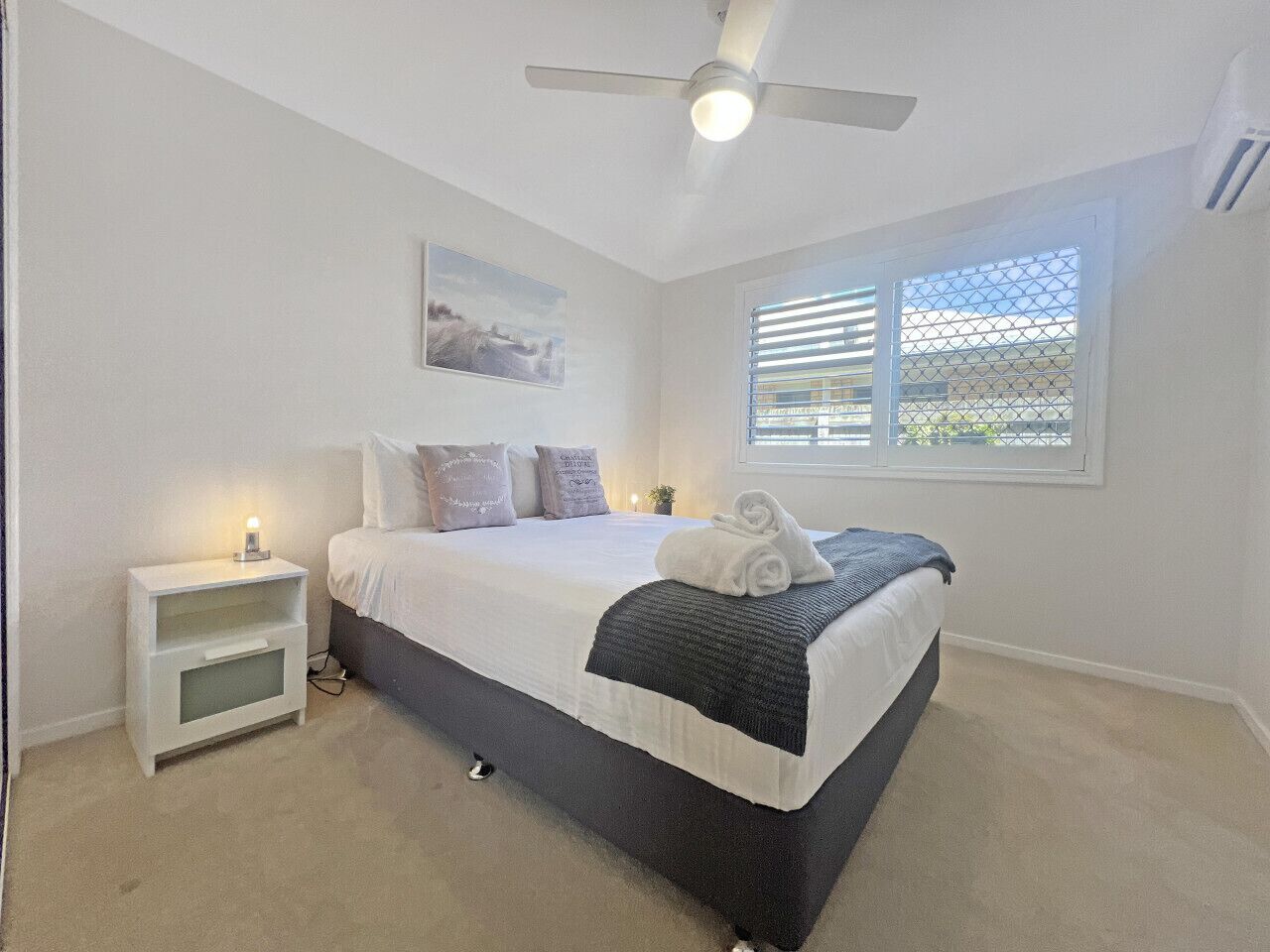 1 slaapkamer, een bureau, een strijkplank/strijkijzer, reisbedje