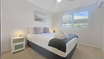 1 slaapkamer, een bureau, een strijkplank/strijkijzer, reisbedje