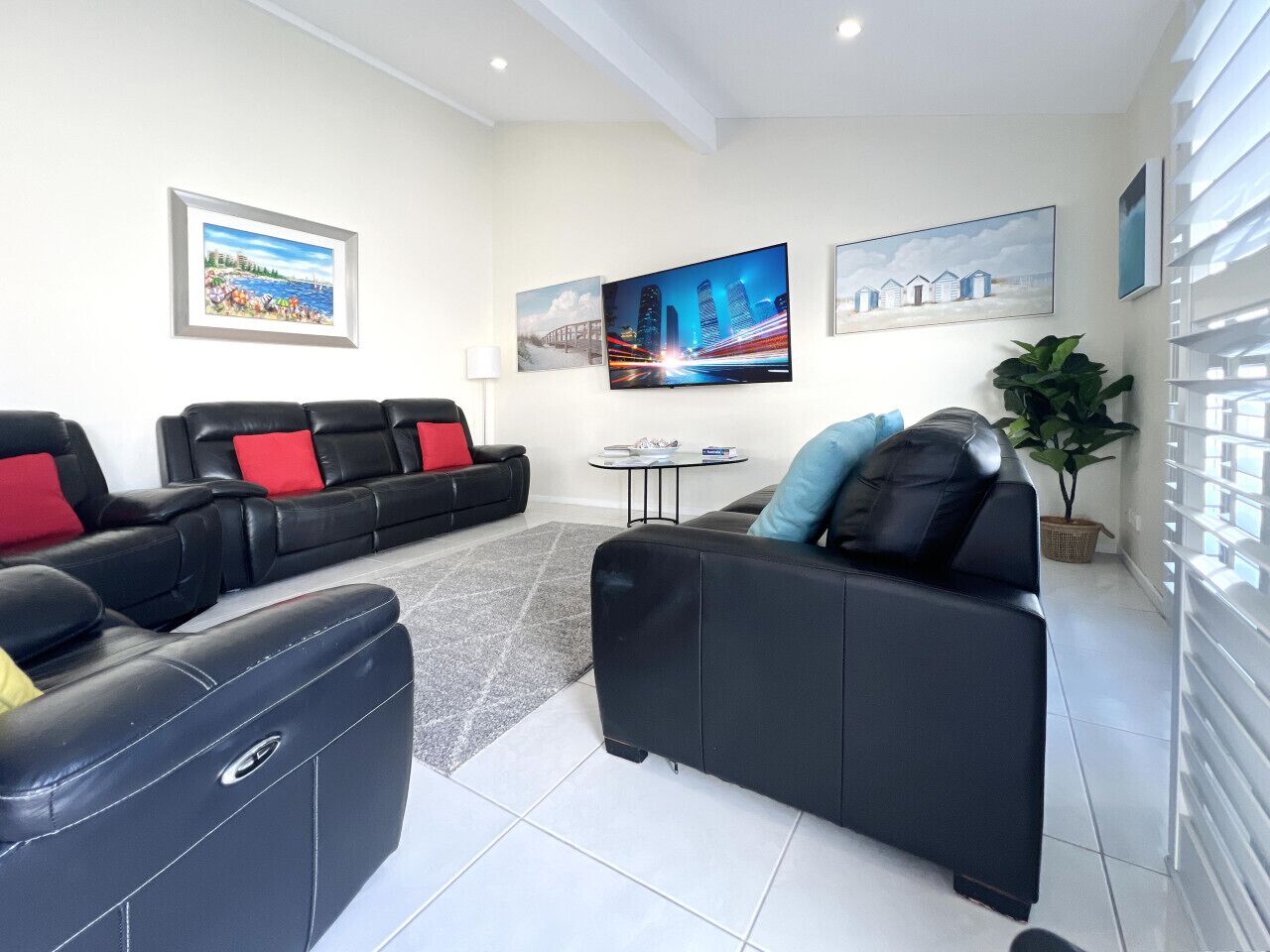 Een smart-tv en boeken