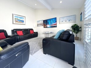 Smart TV, books - Barefoot Buddina Laid-Back Pet Friendly by the Sea (Buddina)