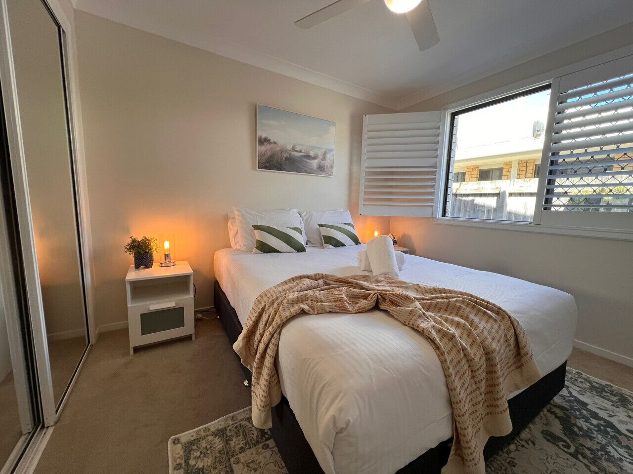 1 slaapkamer, een bureau, een strijkplank/strijkijzer, reisbedje