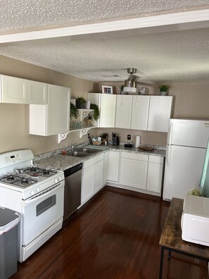 Een koelkast, een microgolfoven, een oven, een kookplaat