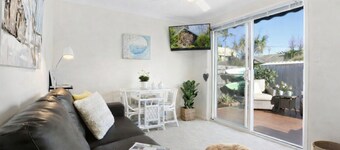 200m to beach, pet-friendly, tropical courtyard in Buddina - perfect for couples.