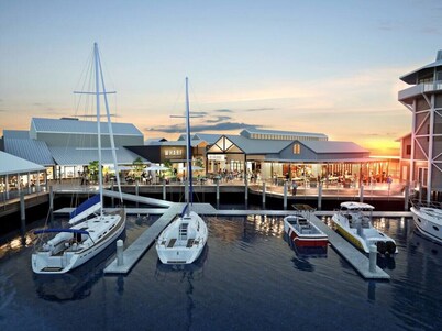 200m to beach, pet-friendly, tropical courtyard in Buddina - perfect for couples.