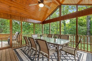 Outdoor dining - Secluded Spacious Cabin with Large Bedrooms and Huge Deck & Hot Tub (Galena)