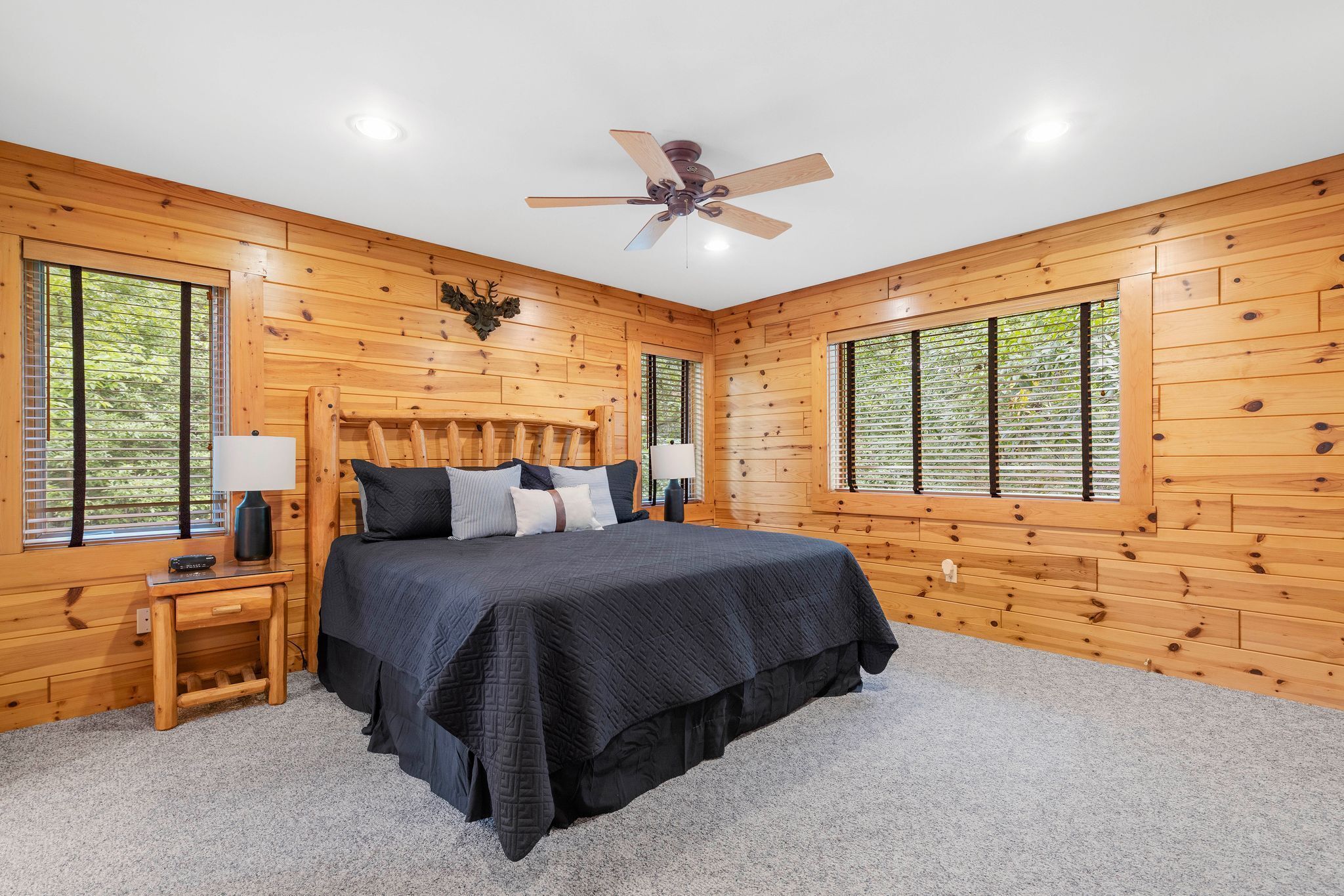 Secluded Spacious Cabin | Private Hot Tub | Large Bedrms | Huge Deck & Screen Rm