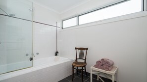 Shower, jetted tub, hair dryer, towels - Coastal Retreat Inverloch Linen included Free Wifi (Inverloch)