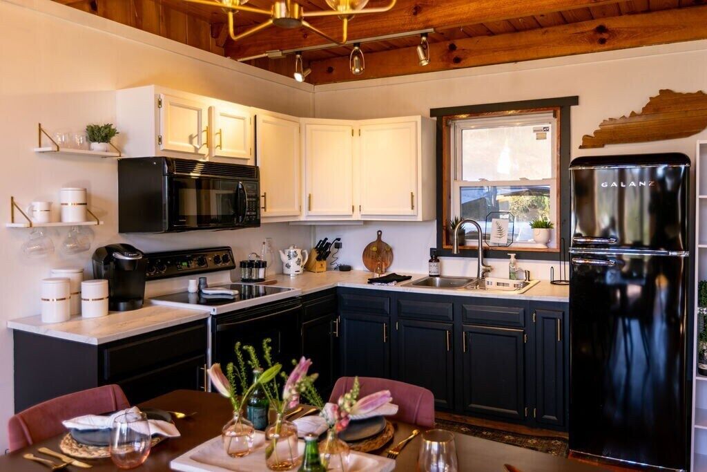 This cabin is a 2 bedroom(s), 2 bathrooms, located in Stanton, KY.