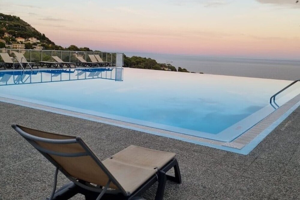 One bedroom stunning sea view close to Monaco