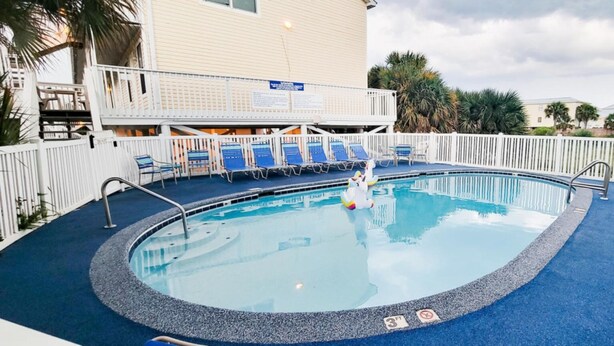 Outdoor pool - Sea & Sun 106 by Gold Star Vacation Rentals (Gulf Shores)