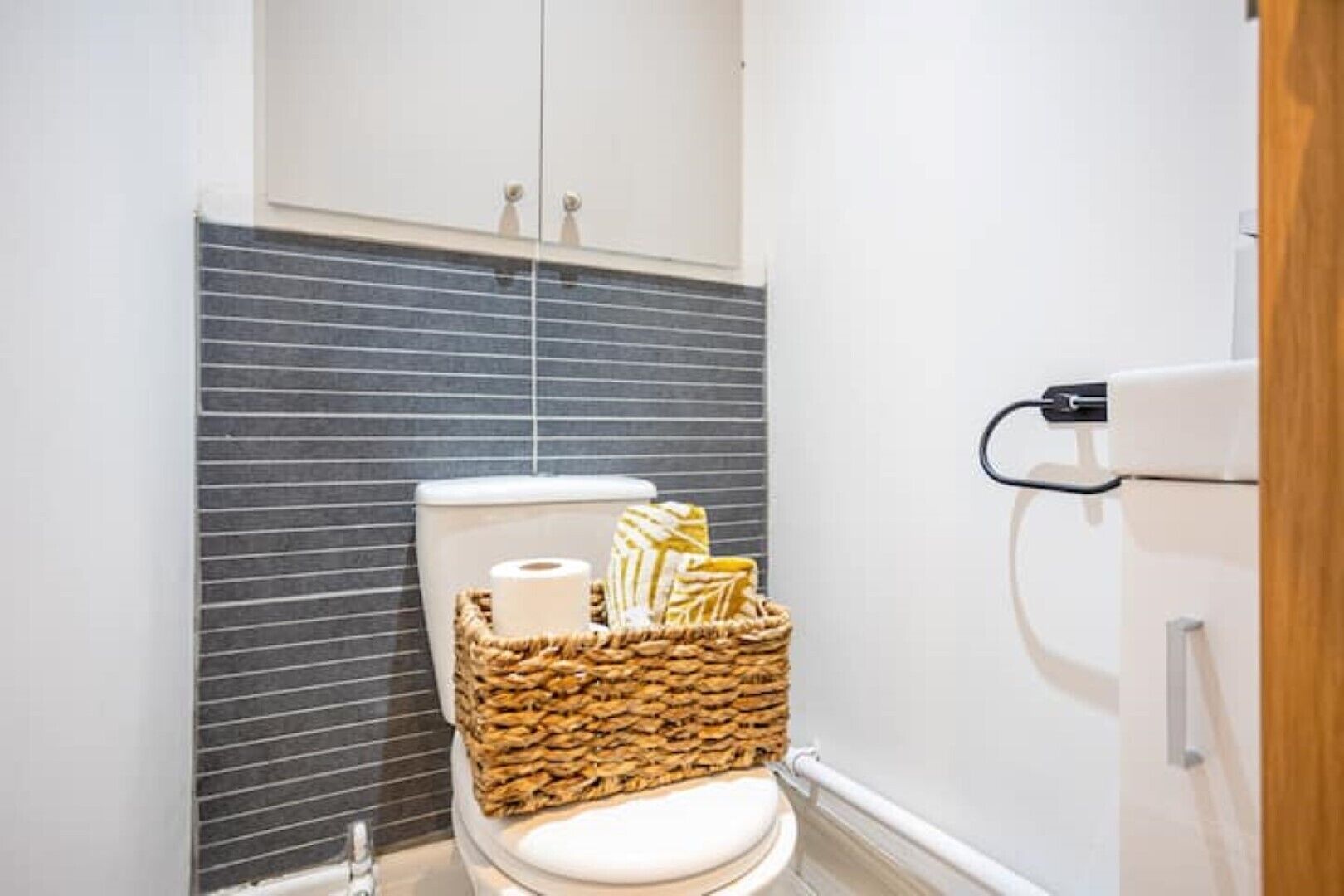 Beautiful top floor Apartment close to the beach and outdoor pool!