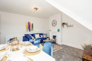 Dining - Beautiful top floor Apartment close to the beach and outdoor pool! (Llandudno)