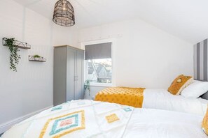 2 quartos, ferros/tábuas de passar roupa, berço de viagem